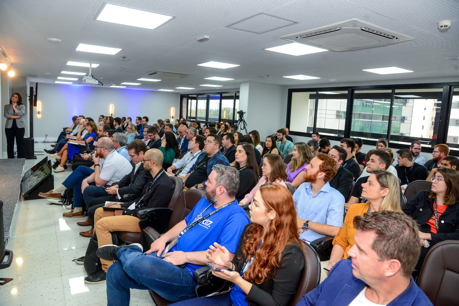 Participantes acompanhando uma apresentação no Startup Investments