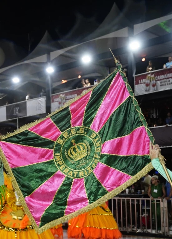Bandeira da Escola de Samba Imperatriz do Forte durante desfile de carnaval
