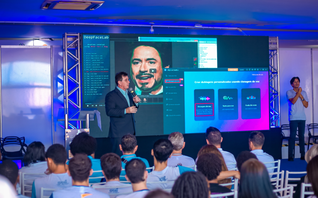 Palestrante apresentando tecnologias de inteligência artificial no InovaPop, com plateia em auditório